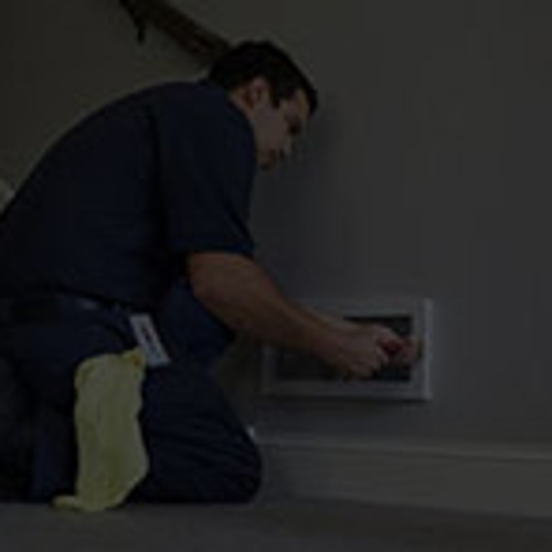 servicemaster technician cleaning air vent